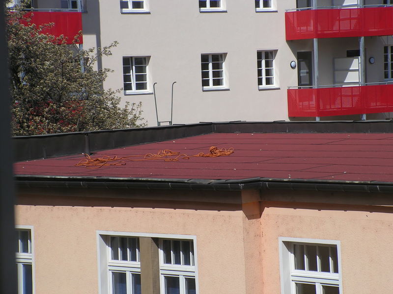 neue deutsche Minimalkunst- "Seil auf Dach"