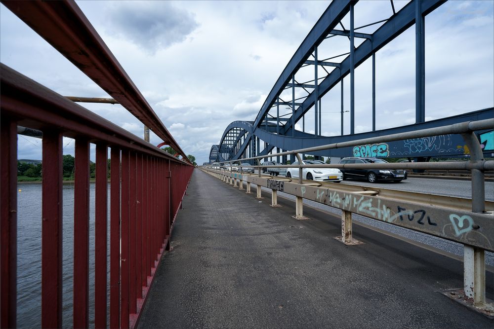 Neue Elbbrücke ()