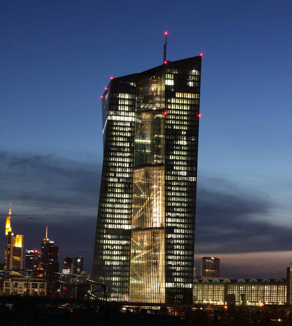 Neue EZB bei Nacht