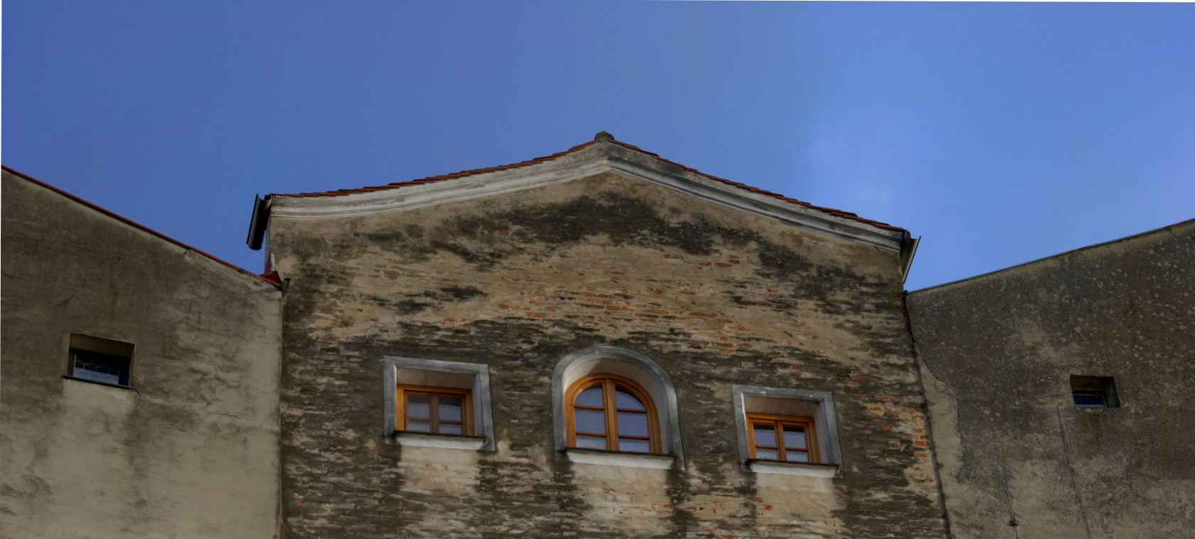 Neue Fenster, altes Haus