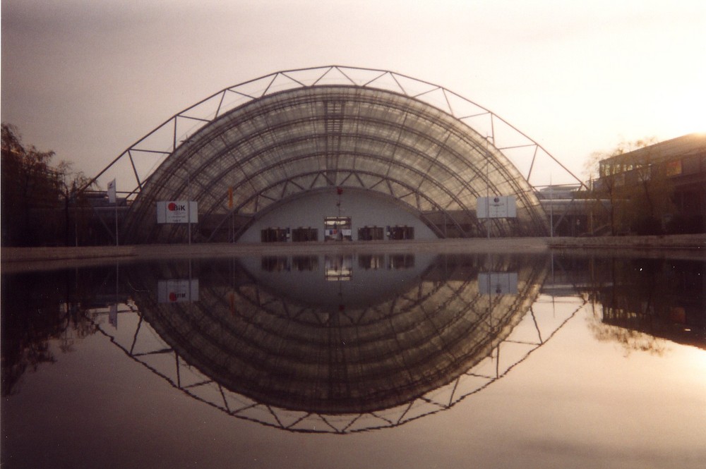 Neue Leipziger Messe / Wasserspiegelung