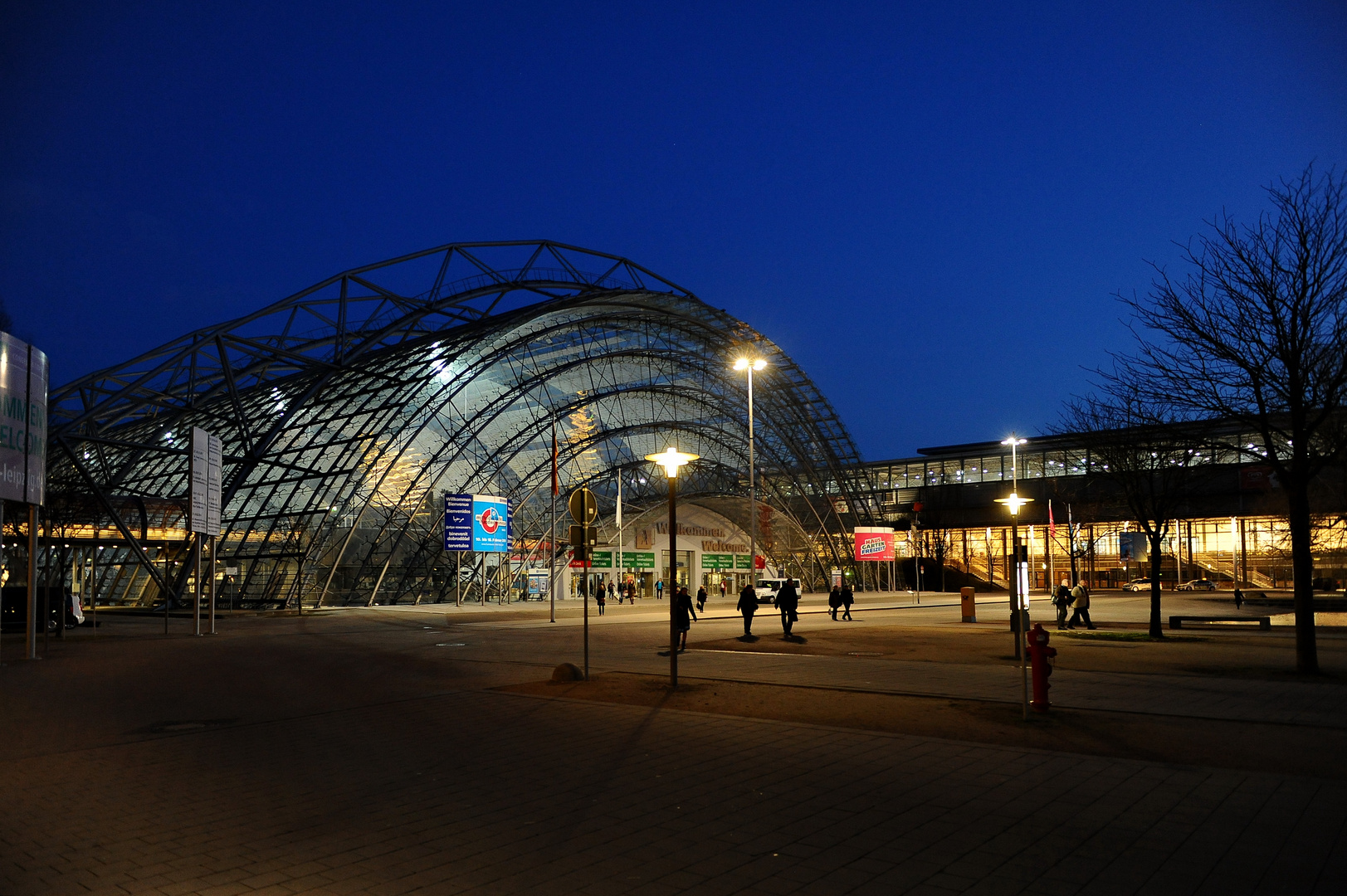 Neue Messe - Glasshalle - Abend