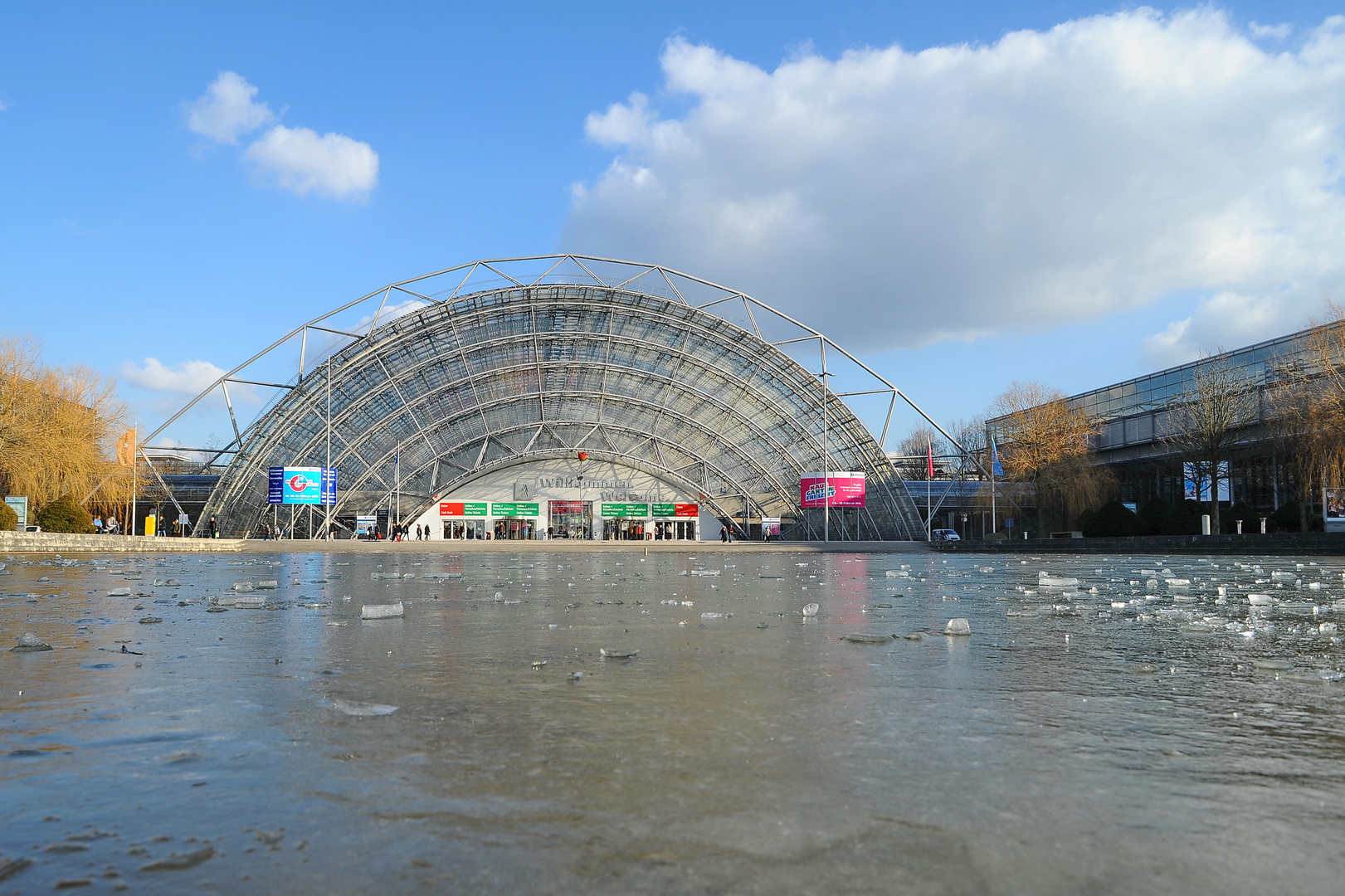 Neue Messe - Glasshalle - Tag