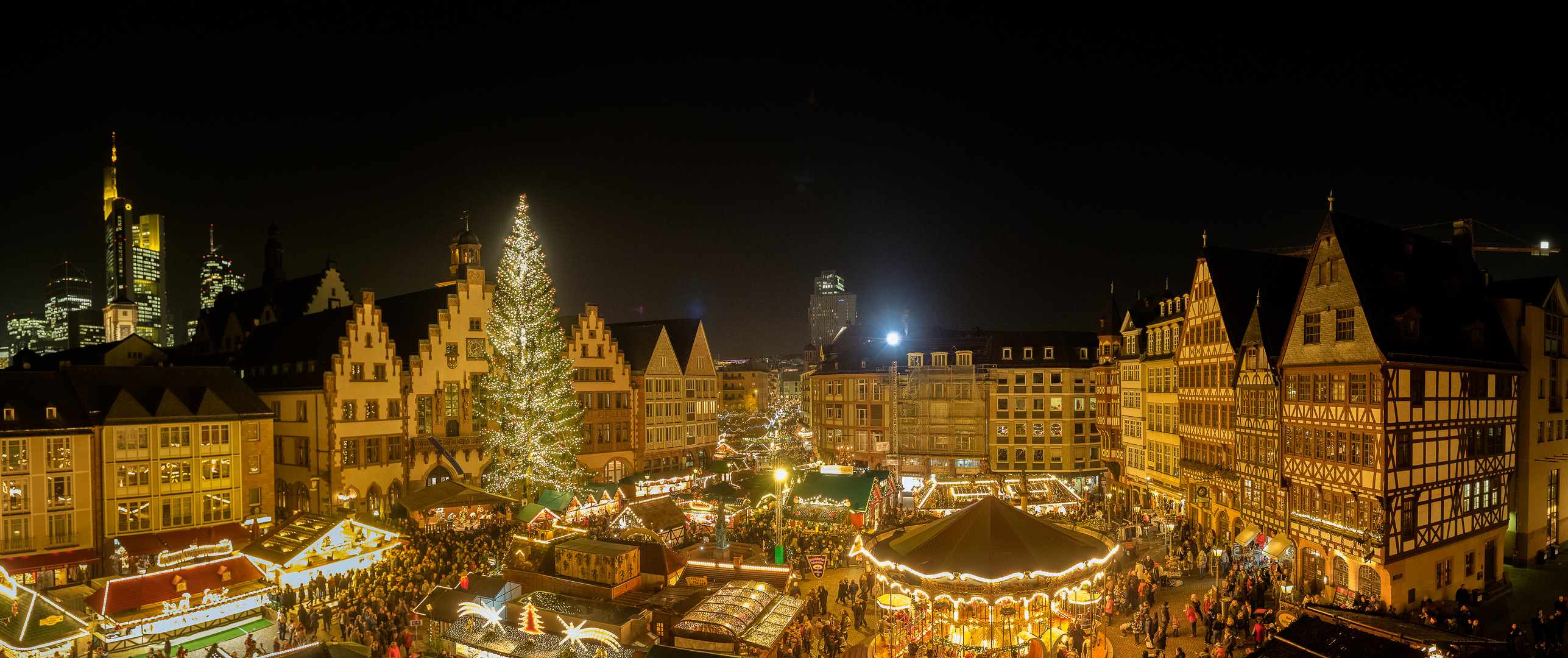 Neue moderne Hochhäuser und alt-traditioneller Weihnachtsmarkt