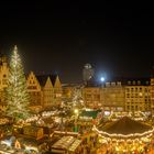 Neue moderne Hochhäuser und alt-traditioneller Weihnachtsmarkt