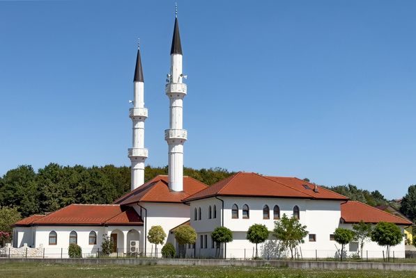 Neue Moschee auf dem Land in Bosnien