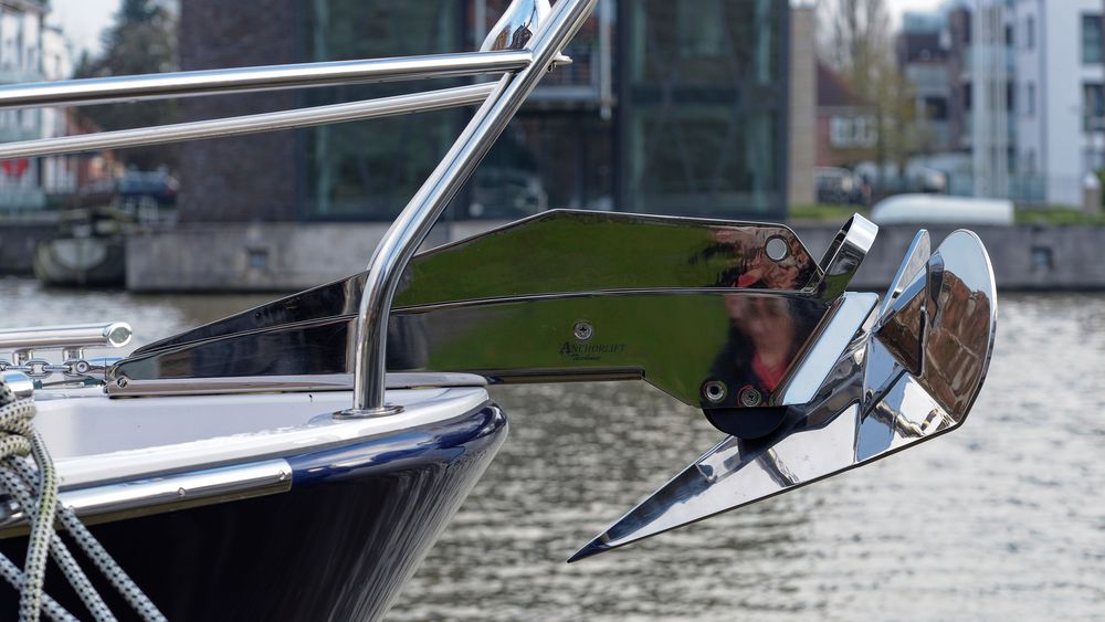 (Neue?) Motoryacht mit Hochglanzanker im Leeraner Binnenhafen am alten Leda-Arm