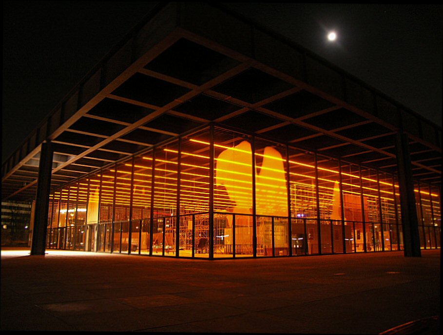 Neue Nationalgalerie bei Nacht