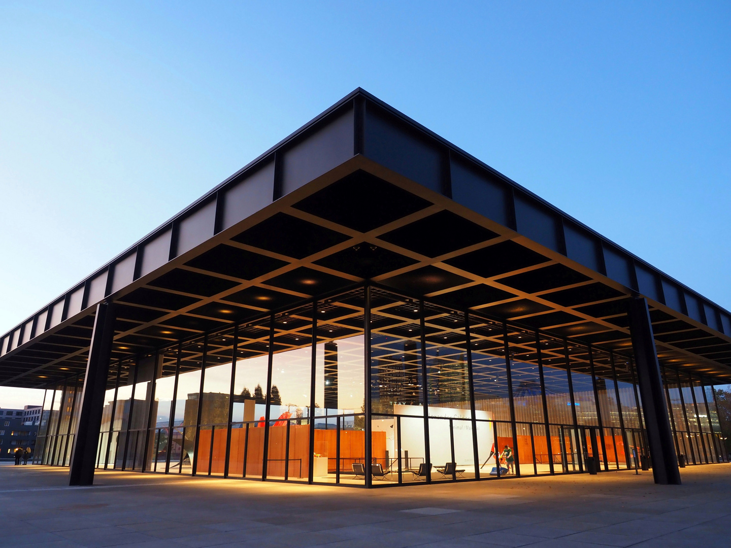 Neue Nationalgalerie in (hell)blauer Stunde