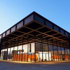 Neue Nationalgalerie in (hell)blauer Stunde