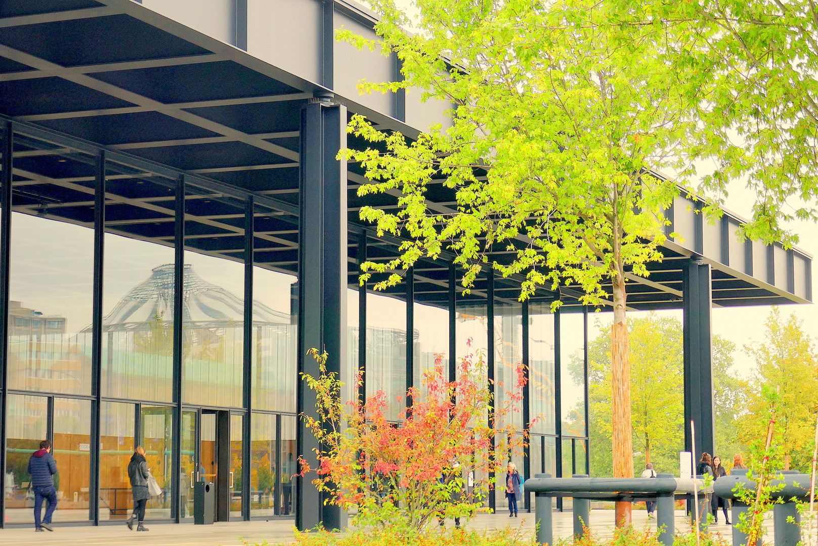 Neue Nationalgalerie mit Sony-Zentrum-Spiegelung in Berlin