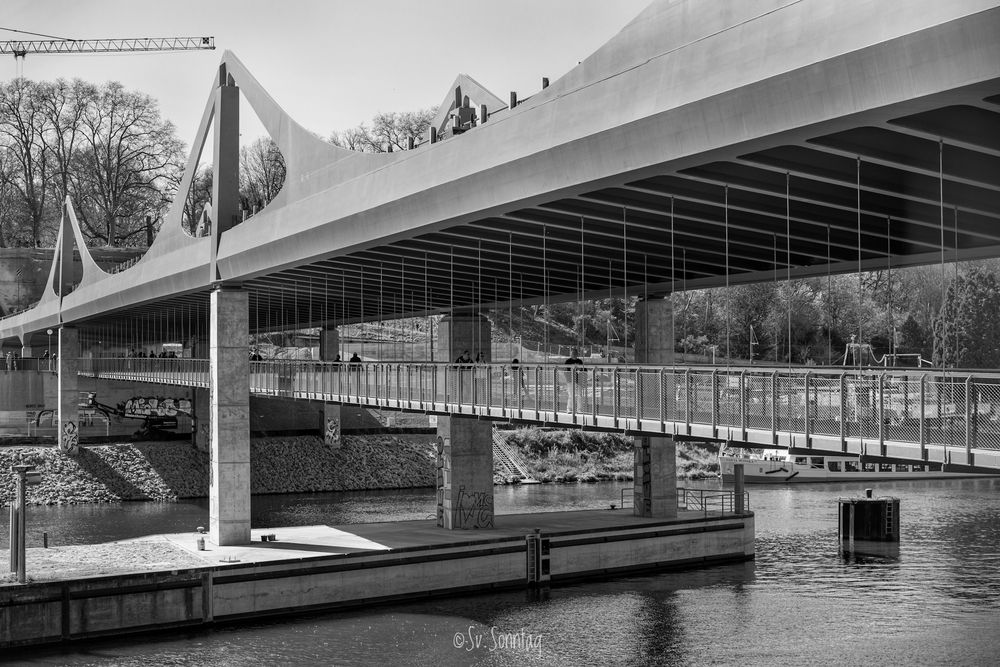 Neue Neckar Bahn- und Fußgängerbrücke