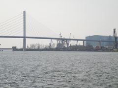 neue Rügenbrücke und Werft