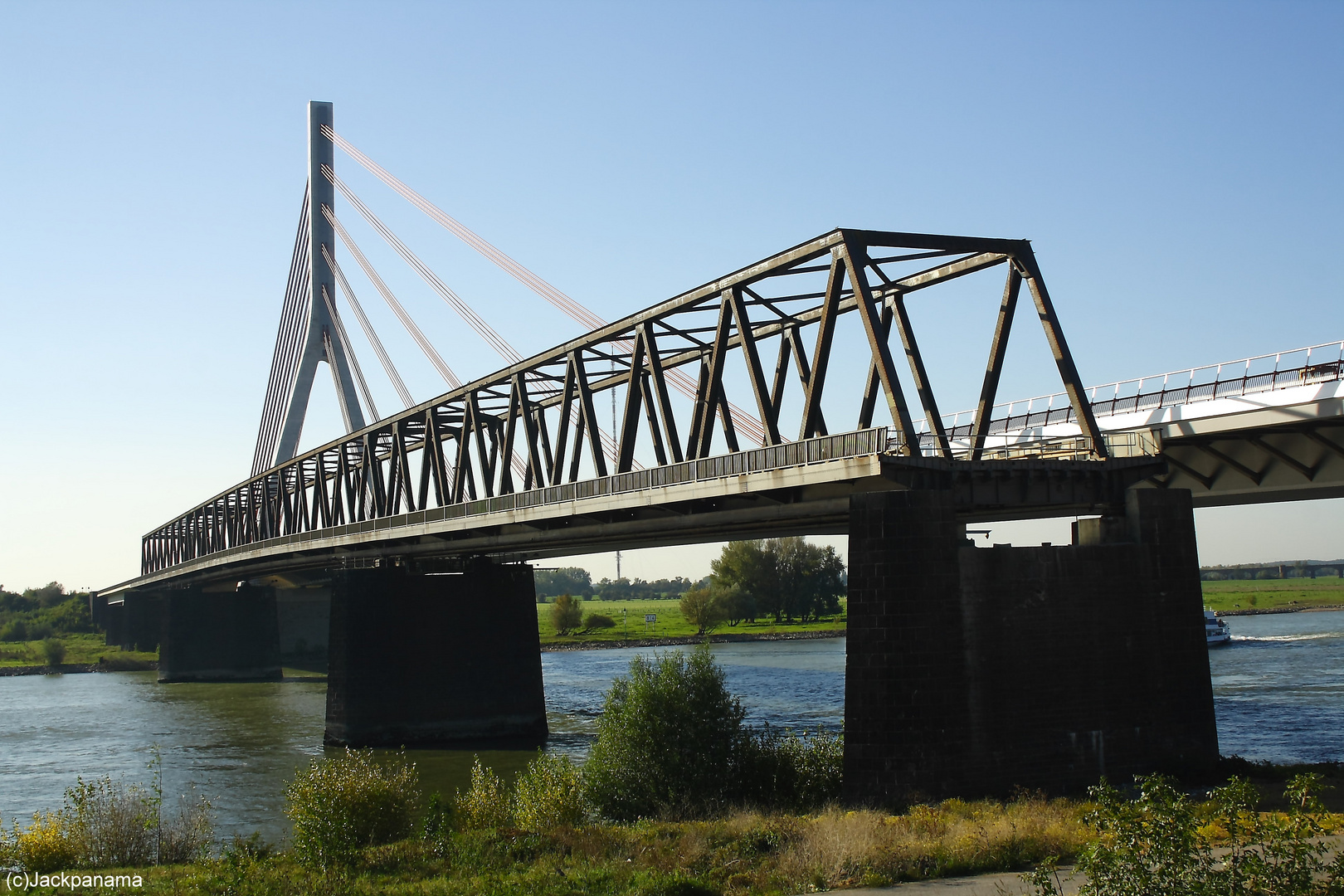 Neue Schrägseilbrücke und die alte Fachwerkbrücke im Vordergrund