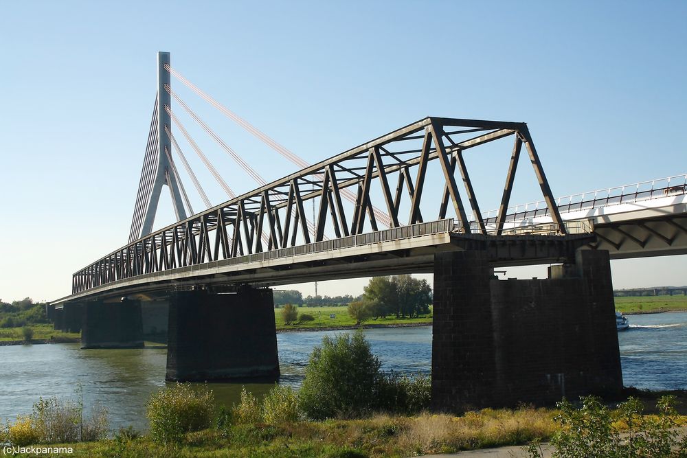 Neue Schrägseilbrücke und die alte Fachwerkbrücke im Vordergrund