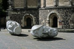 Neue Skulpturen 2002 - Cassius und Florentius - Schutzpatronen der Stadt Bonn vor dem Münster