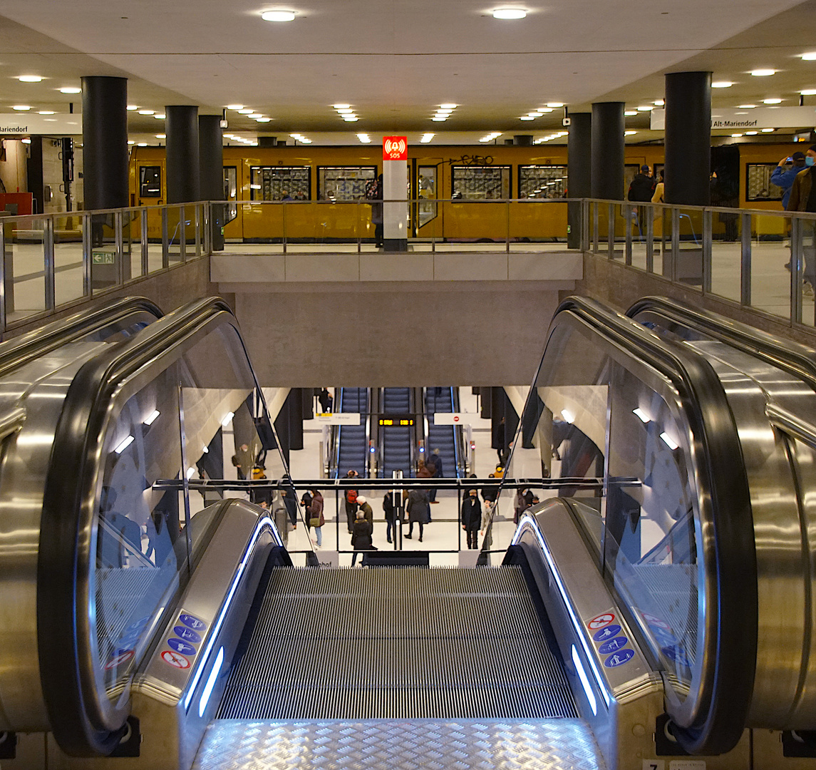 Neue U-Bahn-Station "Unter den Linden": unten fährt U5, oben quert U6 