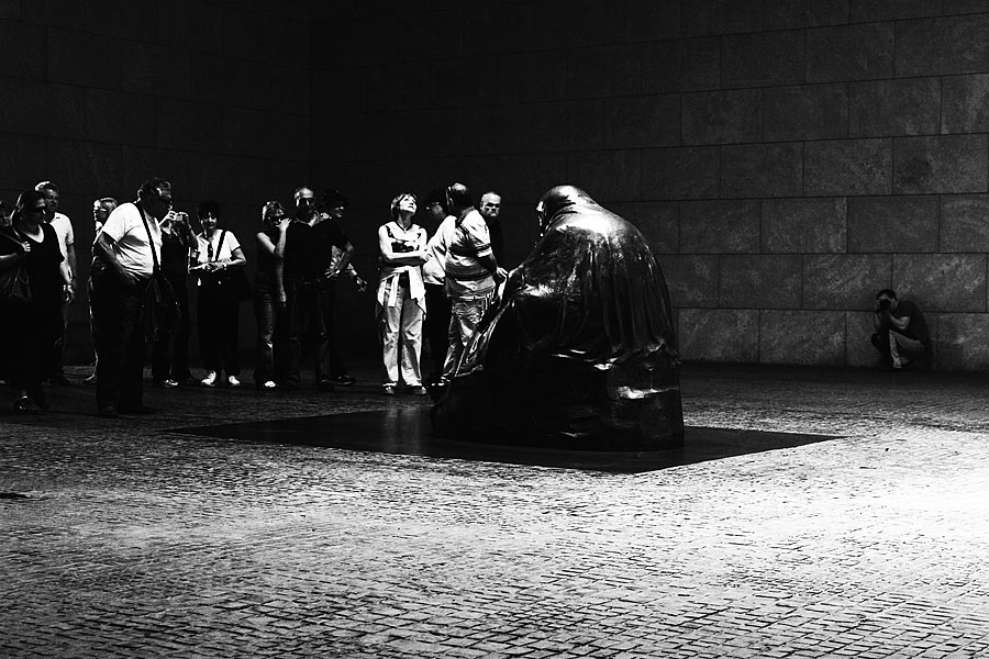 *neue wache*