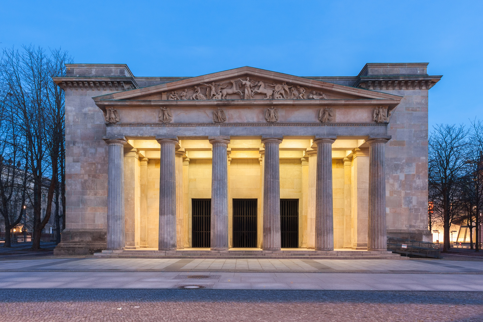 Neue Wache zur blauen Stunde