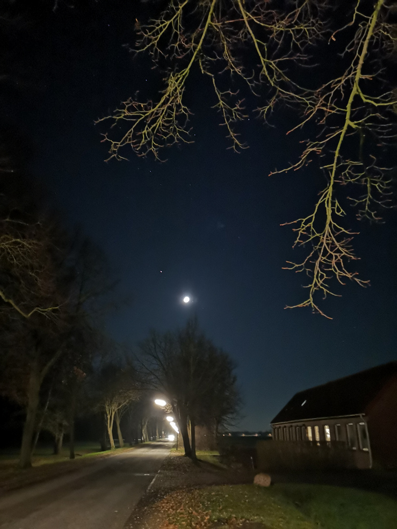 Neuengamme bei Nacht