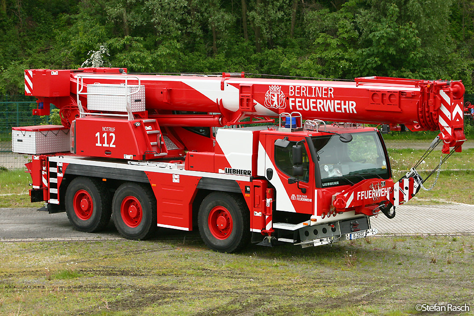 Neuer Feuerwehrkran der BERLINER FEUERWEHR - LIEBHERR LTM 1050-3.1