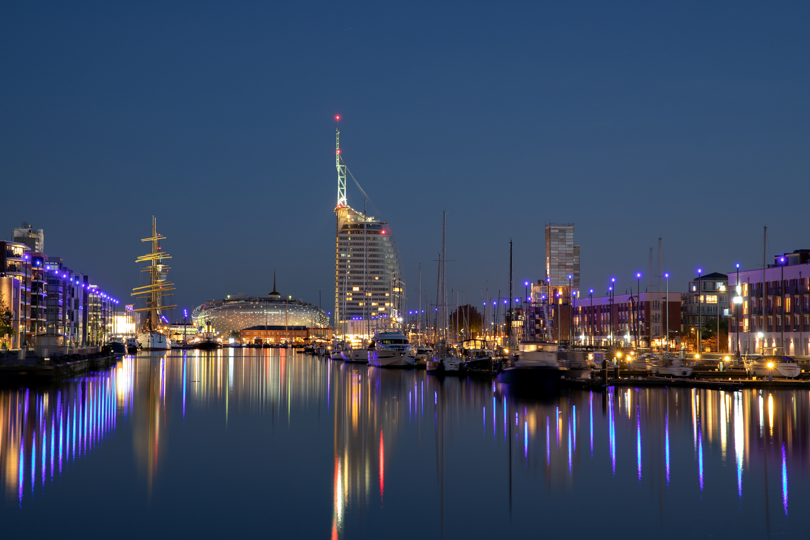 Neuer Hafen in Bremerhaven bei Nacht