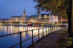 Neuer Jungfernstieg abends