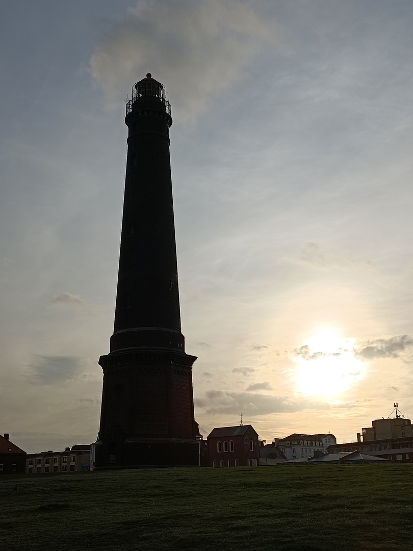 Neuer Leuchtturm im Gegenlicht