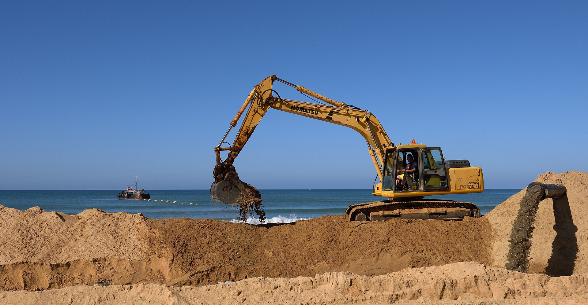 Neuer Sand braucht der Strand, nach den Winterstürmen wurde der Strand...