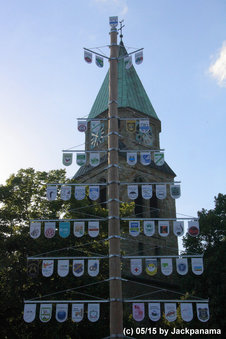 Neuer Wappenbaum in Kirchhellen vor St. Johannes d.T.