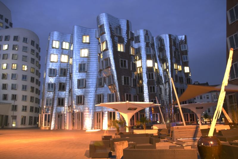 Neuer Zollhof: Frank O.Gehry-Bauten bei Nacht