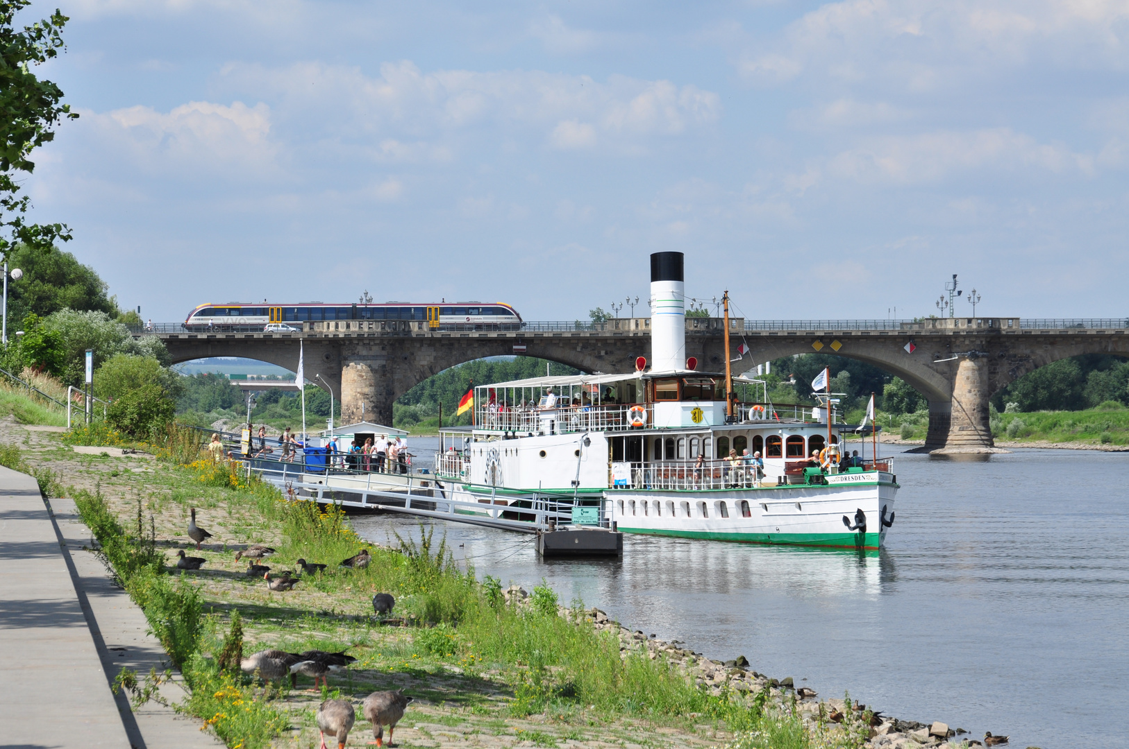 neuer Zug, altes Schiff