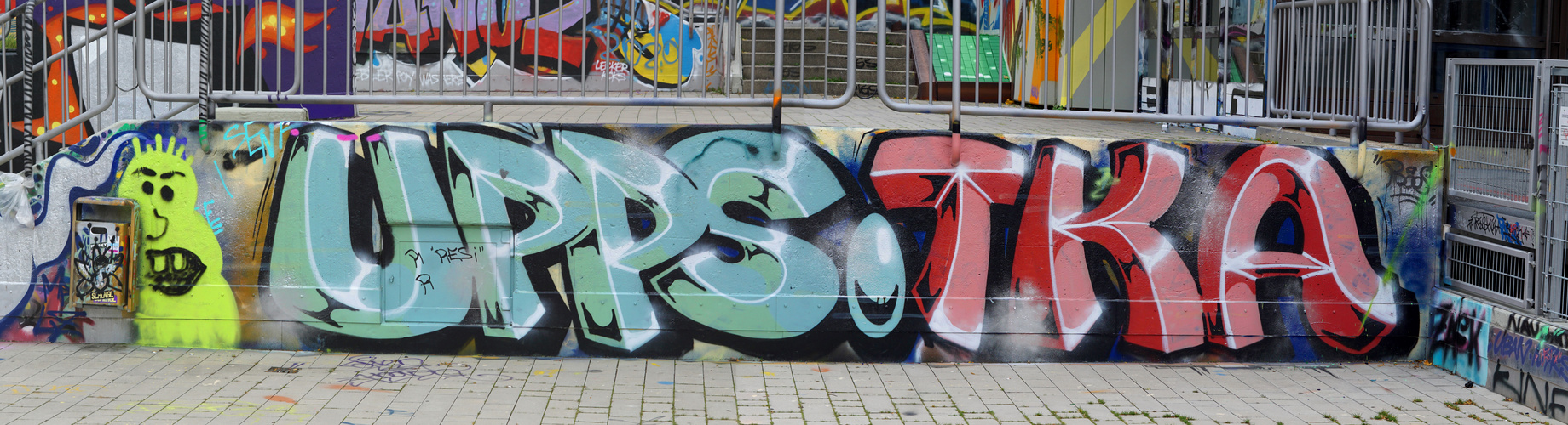 Neues Graffiti am HdJ               UJUC     Dimanche-libre   Sonntag-bunt