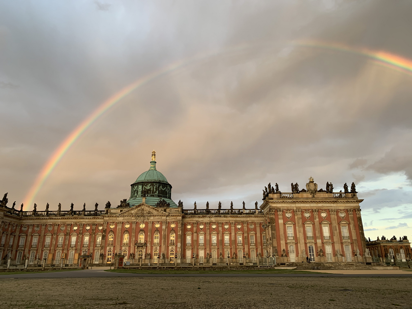 Neues Palais unter Regenbogen potsdam sanssouci