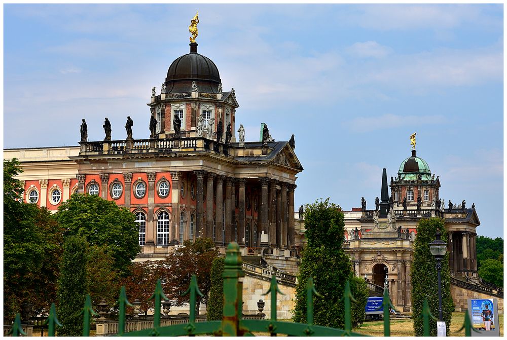 Neues Palais von der Strasse aus