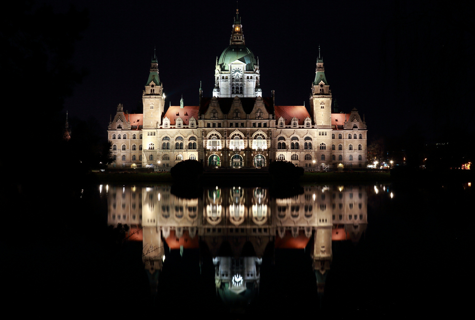 Neues Rathaus bei Nacht