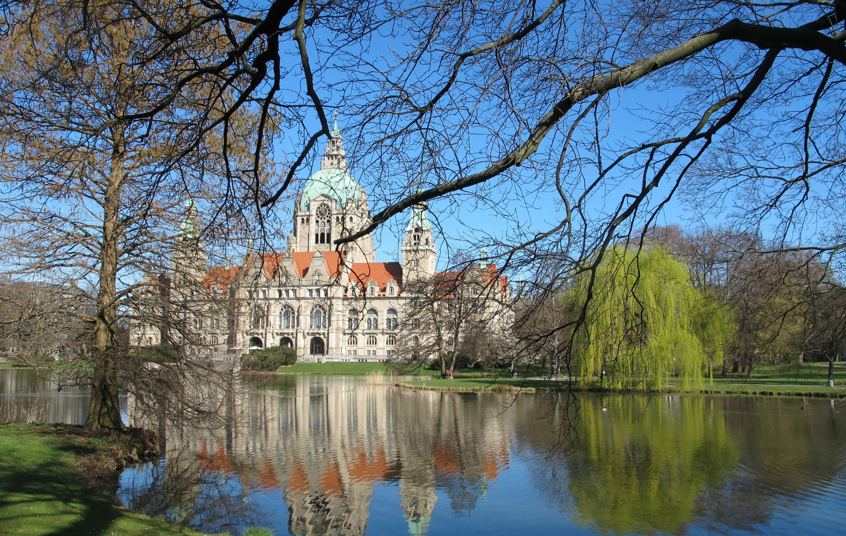 Neues Rathaus Hannover im Frühling