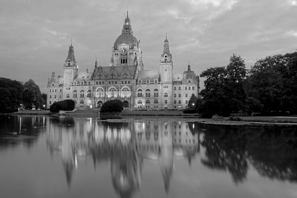 Neues Rathaus Hannover in Schwarzweiß