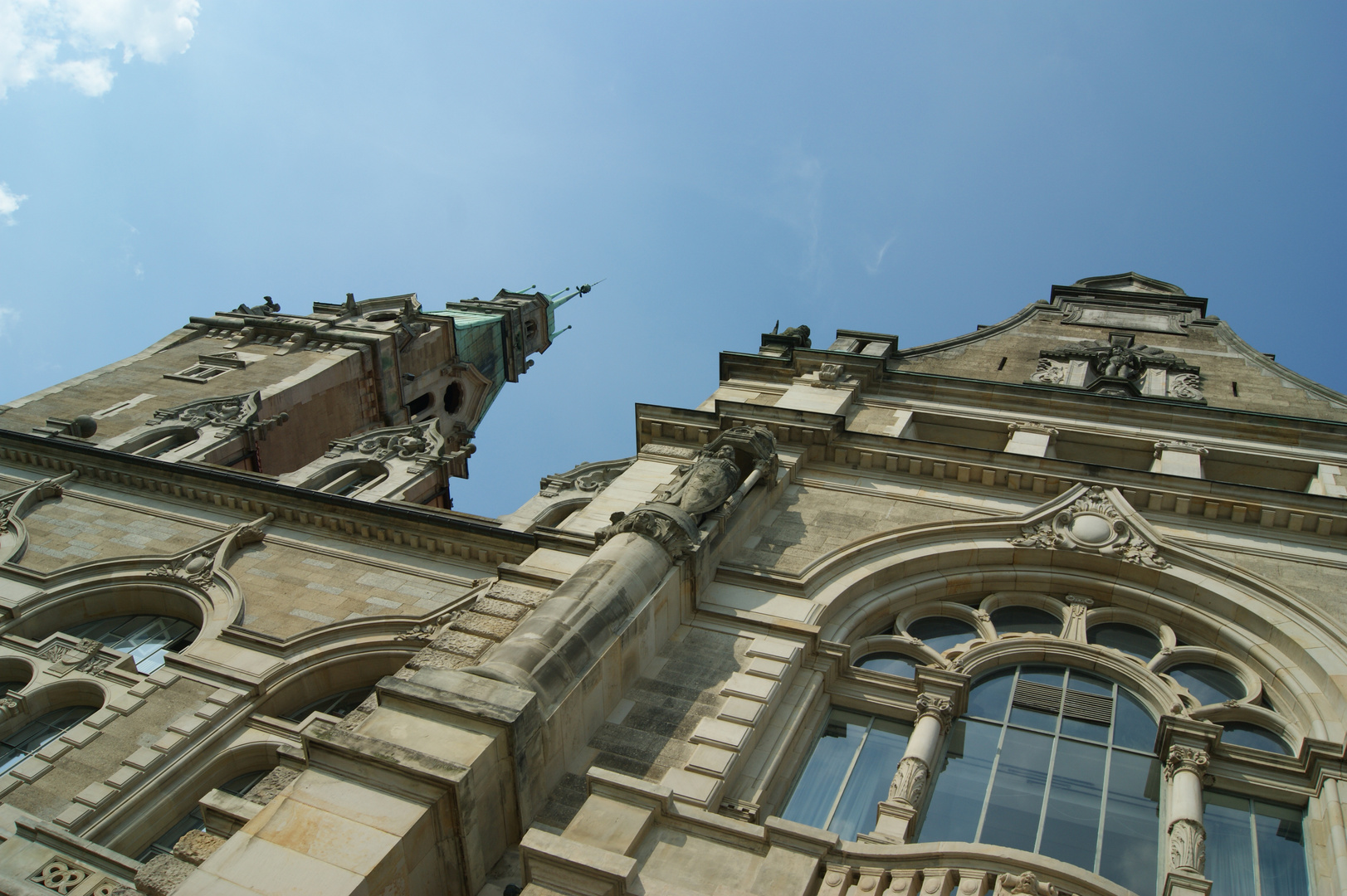 Neues Rathaus Hannover, Maschparkseite, Ausschnitt Dachgiebel