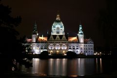 Neues Rathaus Hannover mit Maschteich