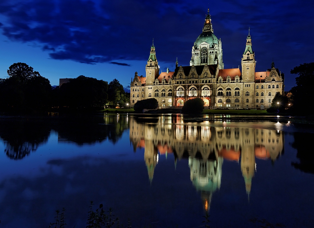 neues rathaus hannover zur blauen stunde