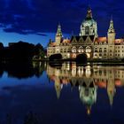 neues rathaus hannover zur blauen stunde