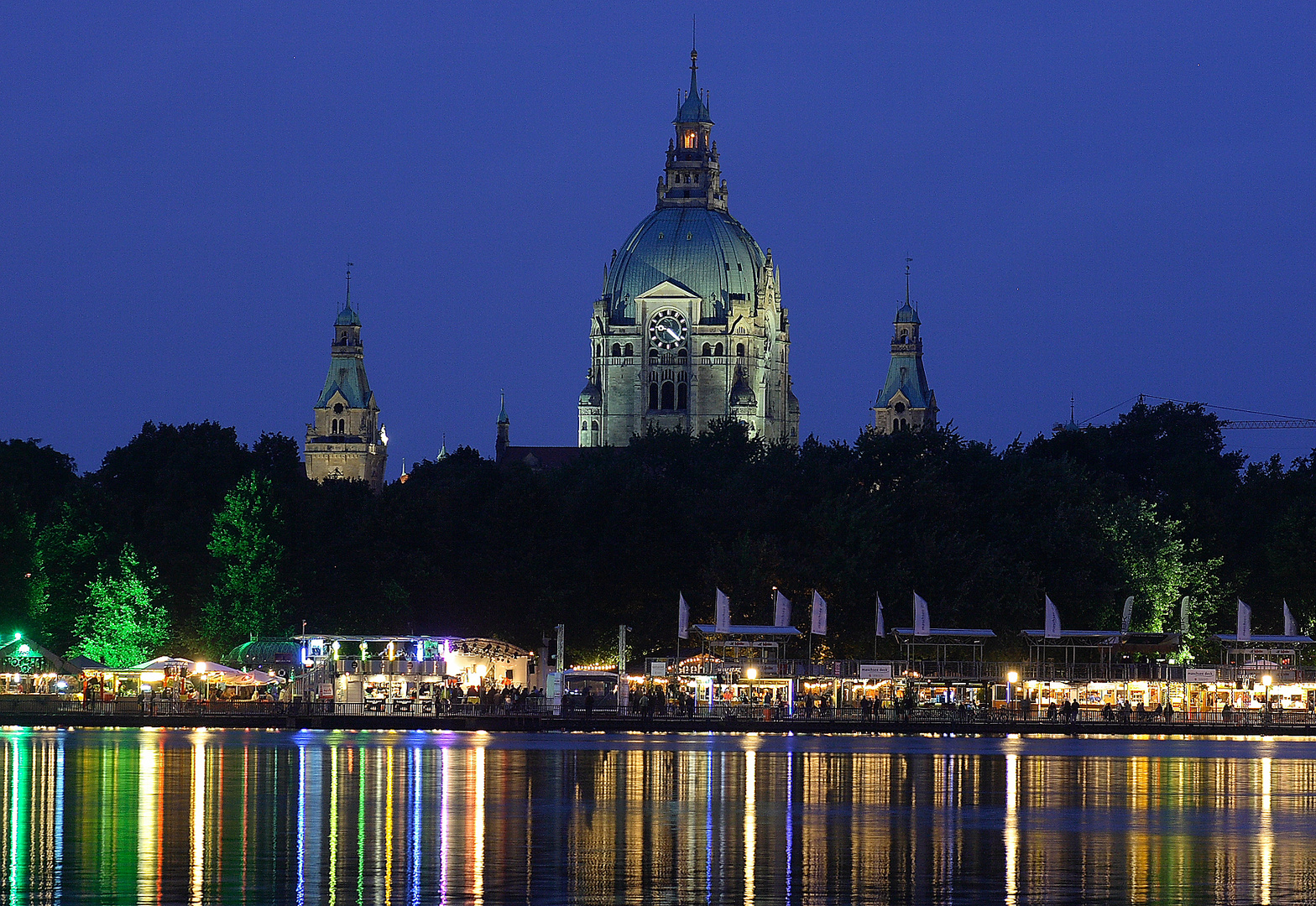 Neues Rathaus in Hannover während des Maschseefestes