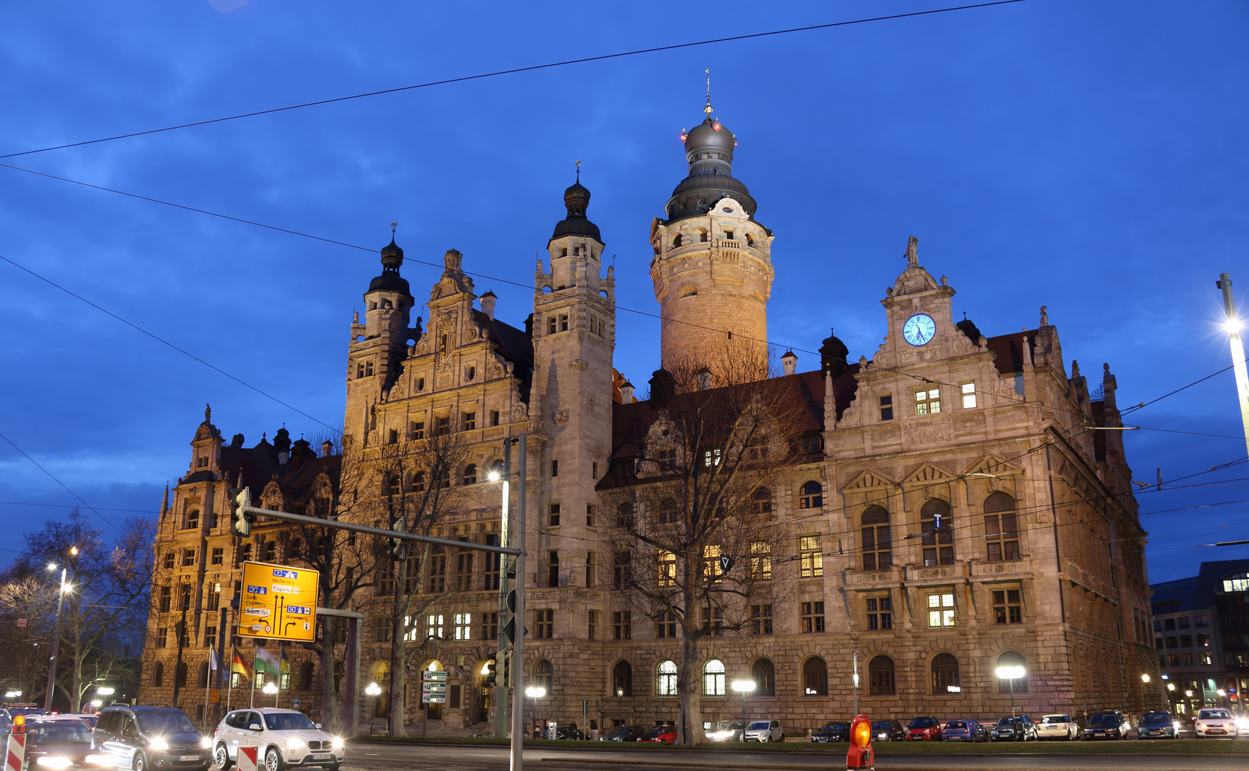 neues Rathaus Leipzig in der Abenddämmerung