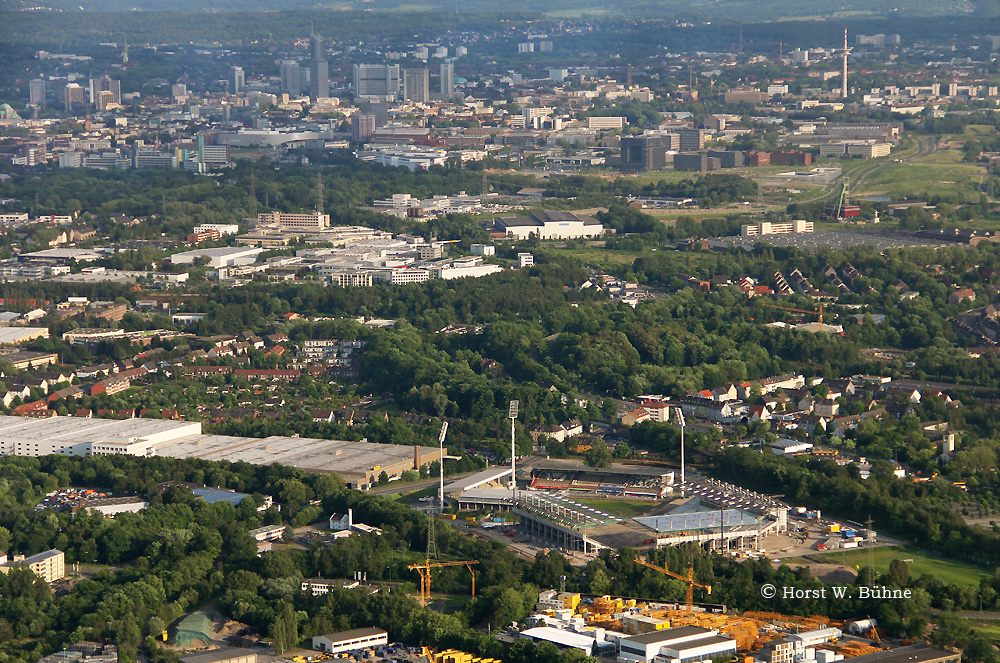 Neues RWE-Stadion kurz  vor der Eröffnung am 12. August 2012.  Dahinter die Kulisse der Essener City