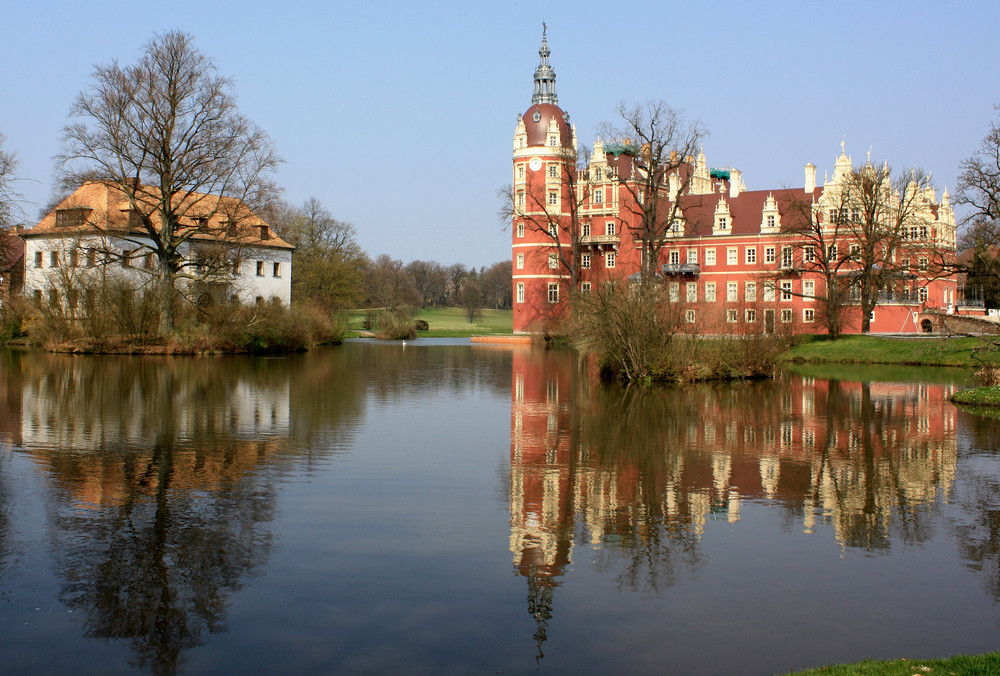 Neues Schloß Bad Muskau im Pücklerpark im Luciesee gespiegelt