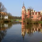 Neues Schloß Bad Muskau im Pücklerpark im Luciesee gespiegelt