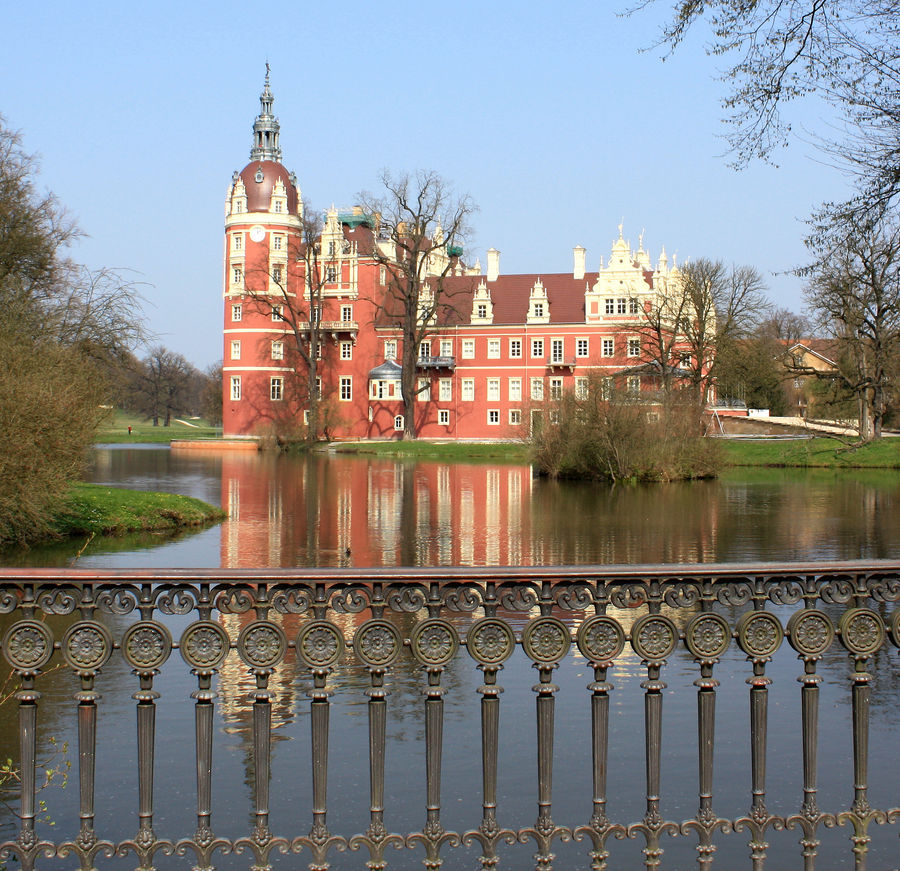 Neues Schloß im Muskauer Park von der Weißen Brücke über den Luciesee