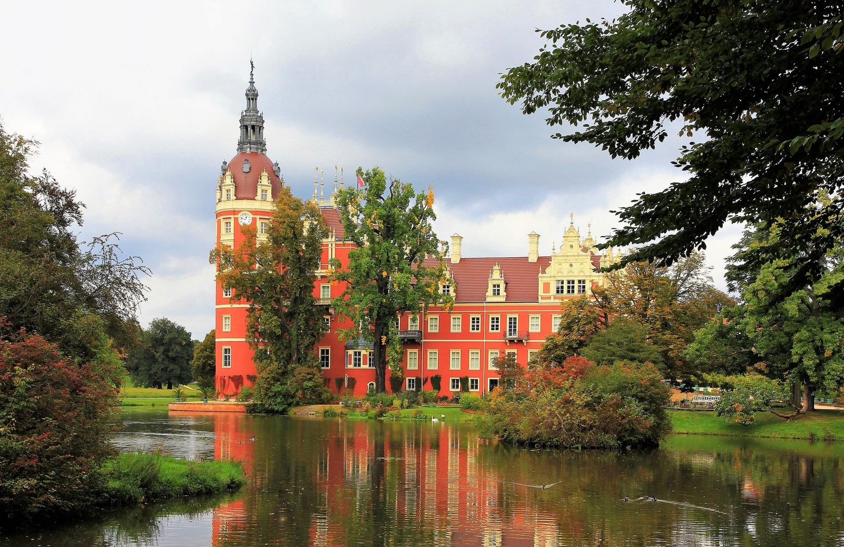 Neues Schloss im Spiegel 