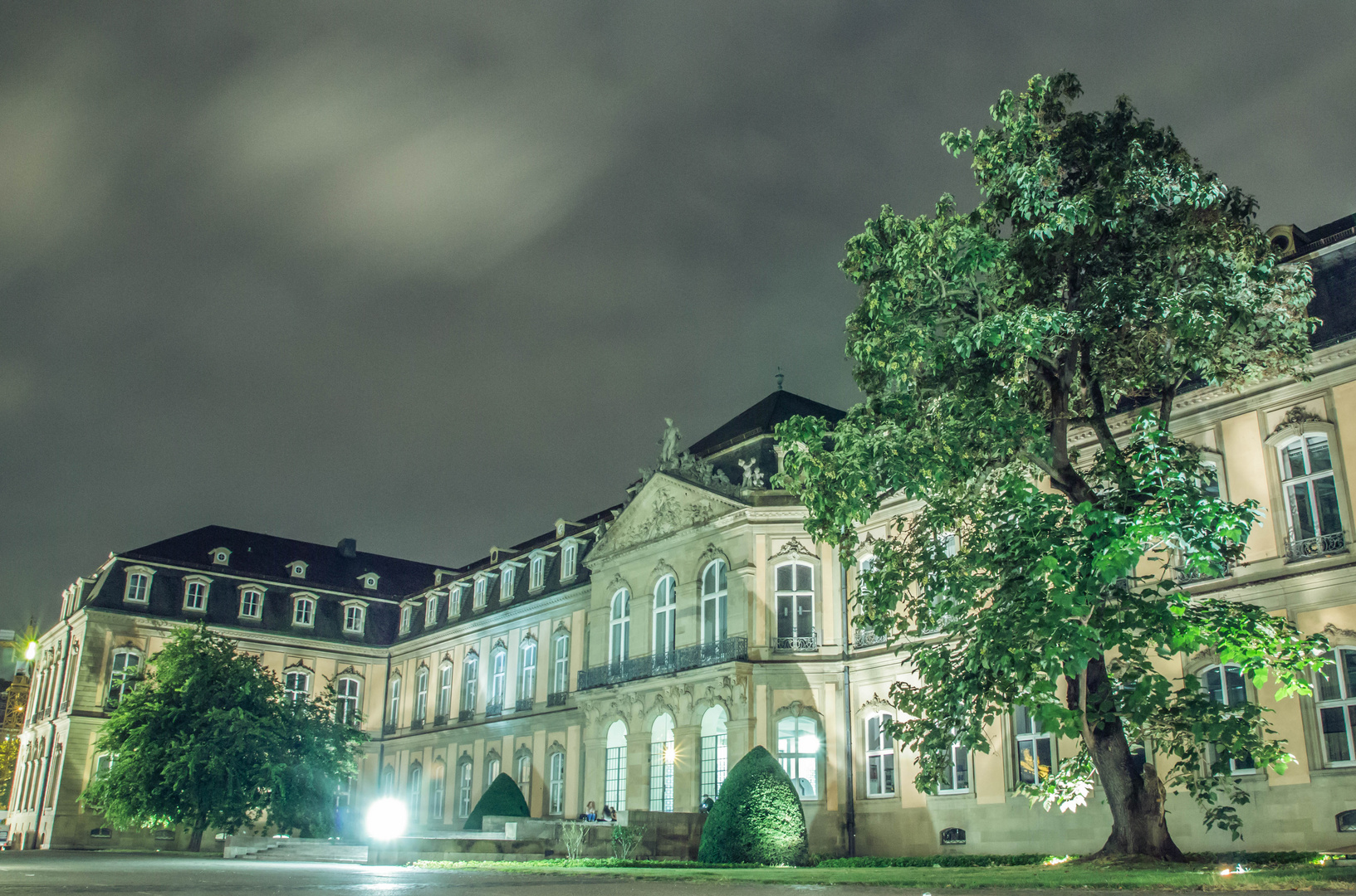 Neues Schloß Stuttgart bei Nacht